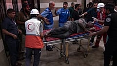 Un herido llega a un hospital de Gaza