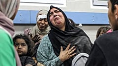 Palestinianos feridos após bombardeamento de hospital na Faixa de Gaza