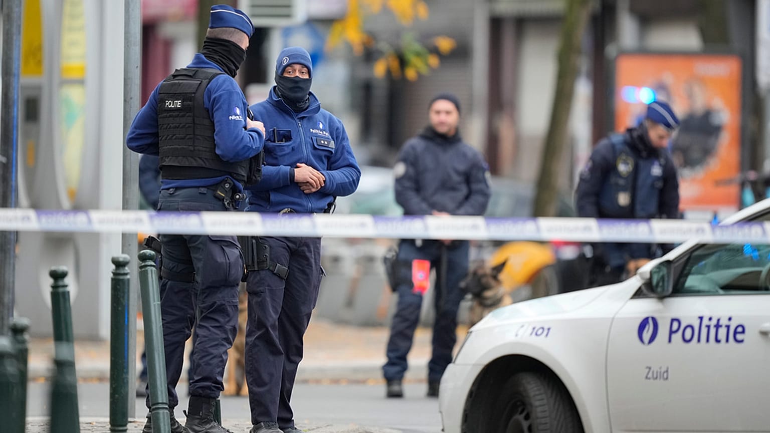 Rendőrök biztosítják a helyszínt a tunéziai terrorista lelövése után Brüsszelben. 