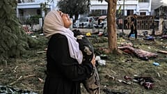 شابة فلسطينية تبكي في محيط مستشفى الأهلي المعمداني 