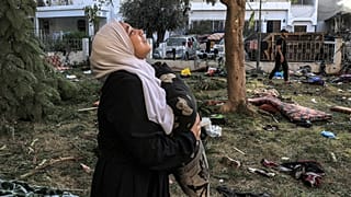 شابة فلسطينية تبكي في محيط مستشفى الأهلي المعمداني