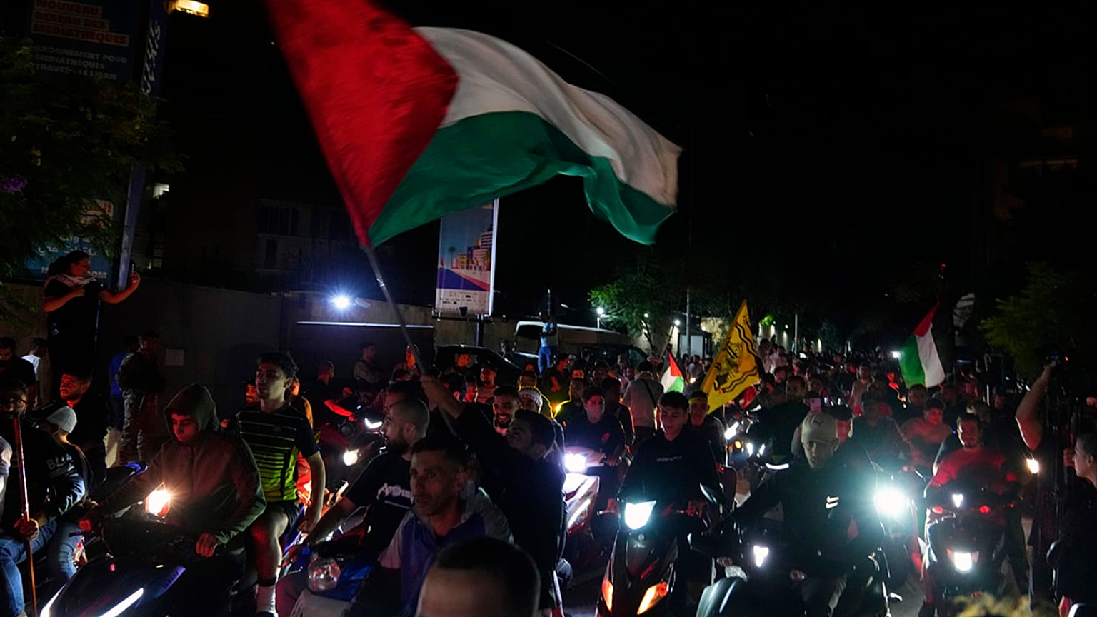 İsrail'in Gazze'de bir hastaneyi hedef almasının ardından Lübnan'ın başkenti Beyrut'ta yüzlerce kişi, Fransız ve ABD Büyükelçiliklerinin önüne akın etti