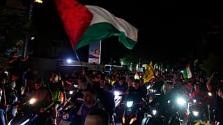 İsrail'in Gazze'de bir hastaneyi hedef almasının ardından Lübnan'ın başkenti Beyrut'ta yüzlerce kişi, Fransız ve ABD Büyükelçiliklerinin önüne akın etti