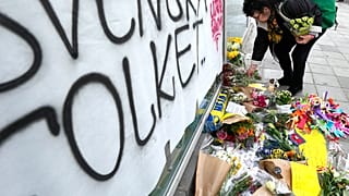 Φόρος τιμής στα θύματα της επίθεσης εναντίον Σουηδών φιλάθλων στις Βρυξέλλες
