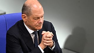 المستشار الألماني أولاف شولتس يحضر دقيقة صمت في البرلمان الألماني