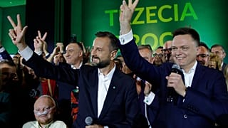 Wladyslaw Kosiniak-Kamysz és Szymon Holownia, a Harmadik Út vezetői ünnepelnek a választások eredményváróján Varsóban 2023. október 15-én
