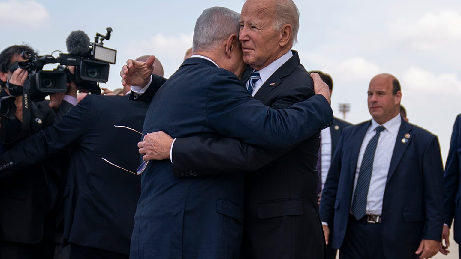 Benjamin Netanjahu és Joe Biden a tel-avivi reptéren