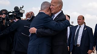 Benjamin Netanjahu és Joe Biden a tel-avivi reptéren