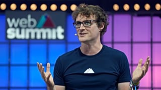 Paddy Cosgrave, CEO y fundador de Web Summit, habla en el centro del escenario durante la apertura de la conferencia tecnológica Web Summit en Lisboa, el lunes 1 de noviembre de 2021\. 
