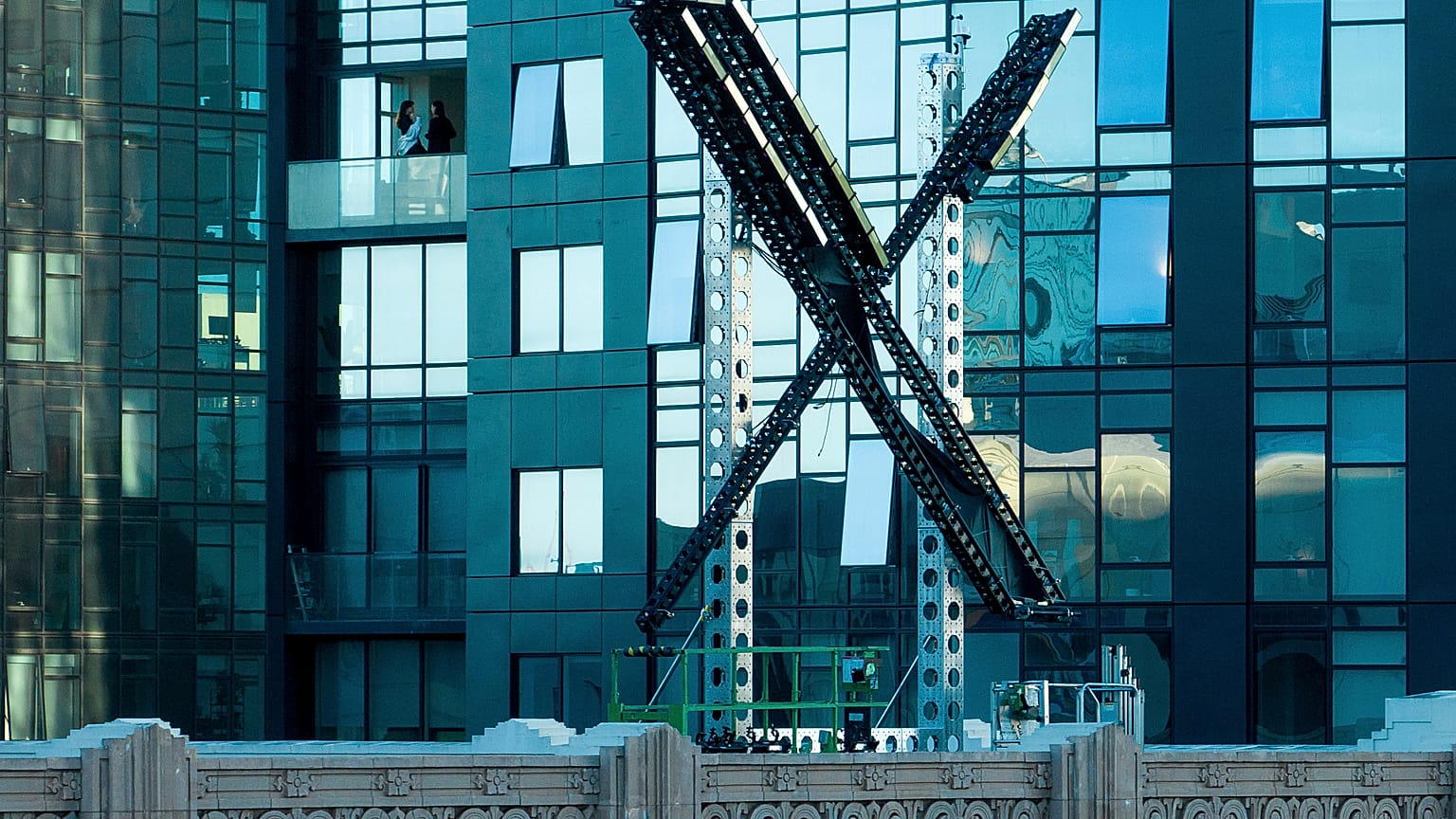Una "X" parcialmente terminada descansa sobre la sede de la compañía, anteriormente conocida como Twitter, en el centro de San Francisco, el viernes 28 de julio de 2023.