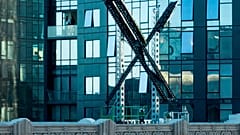 Ein teilweise fertiggestelltes "X"-Zeichen ruht auf dem Hauptsitz des Unternehmens, das früher als Twitter bekannt war, in der Innenstadt von San Francisco, am Freitag, 28\. Juli 2023