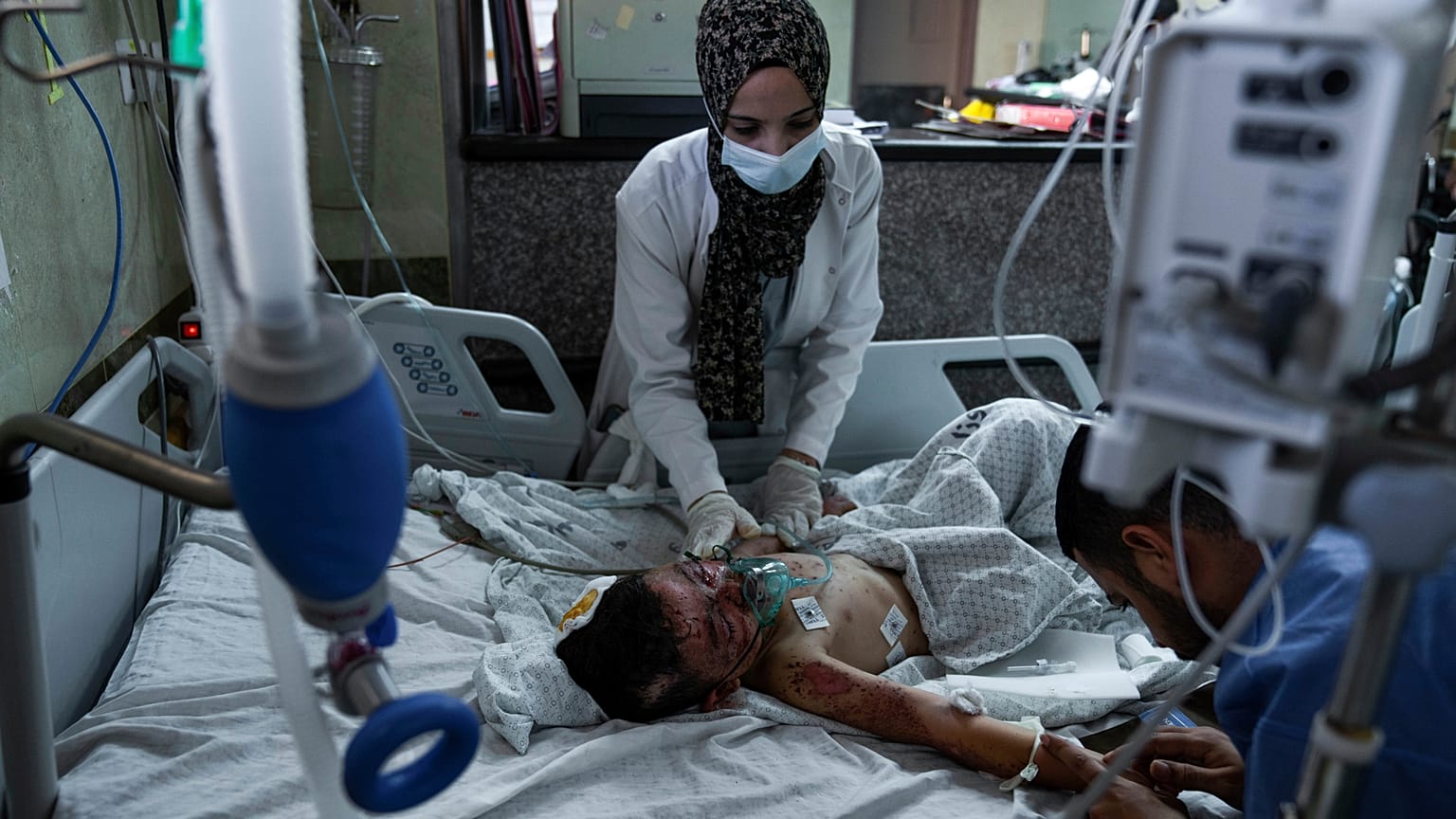 O Hospital Nasser foi o destino de muitos feridos e mortos atingidos no hospital Ahli Arab
