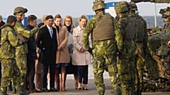 O primeiro-ministro britânico, Rishi Sunak, inspecciona o equipamento militar que será entregue à Ucrânia