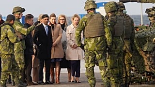 El Primer Ministro británico Rishi Sunak inspecciona el material militar que se entregará a Ucrania