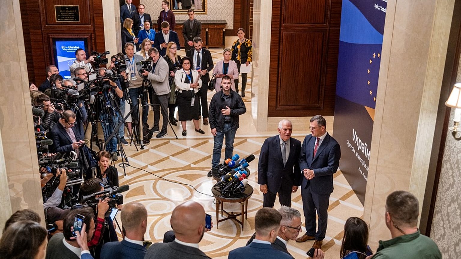  Der ukrainische Außenminister Dmytro Kuleba EU-Außenvertreter Josep Borrell in Kiew (2. Oktober 2023)