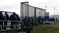 Menschen warten in einer Schlange am Grenzübergang Maljevac zwischen Bosnien und Kroatien, Dienstag, 27\. Dezember 2022.