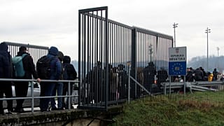 Menschen warten in einer Schlange am Grenzübergang Maljevac zwischen Bosnien und Kroatien, Dienstag, 27\. Dezember 2022.