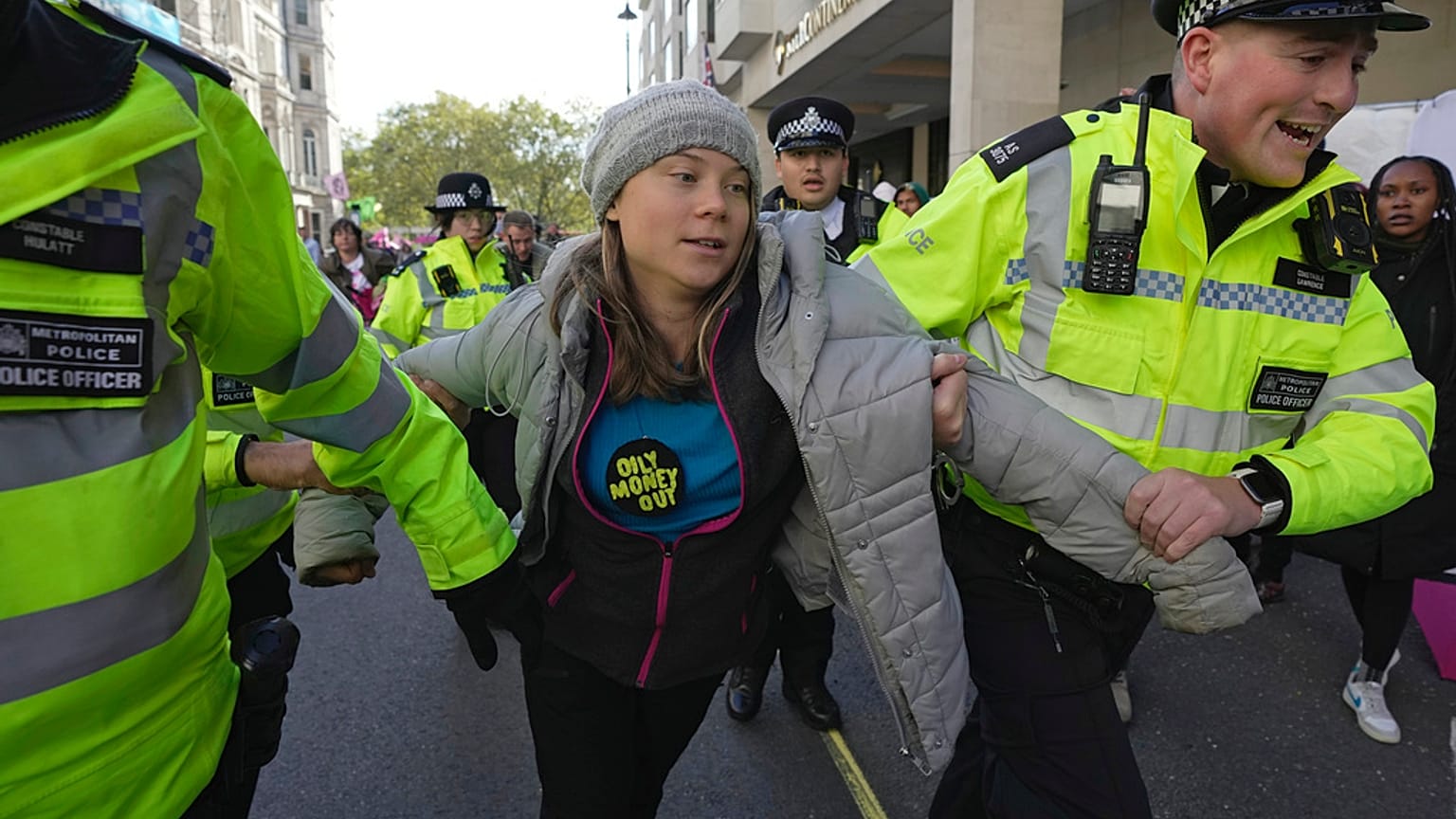 Greta Thunberg, Londra'daki bir protesto eylemi sırasında polis tarafından gözaltına alındı