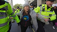 Greta Thunberg, Londra'daki bir protesto eylemi sırasında polis tarafından gözaltına alındı