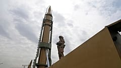 یک نیروی عضو سپاه در کنار ماکتی از موشک شهاب-۳ در راهپیمایی روز قدس در تاریخ ۲۹ آوریل ۲۰۲۲