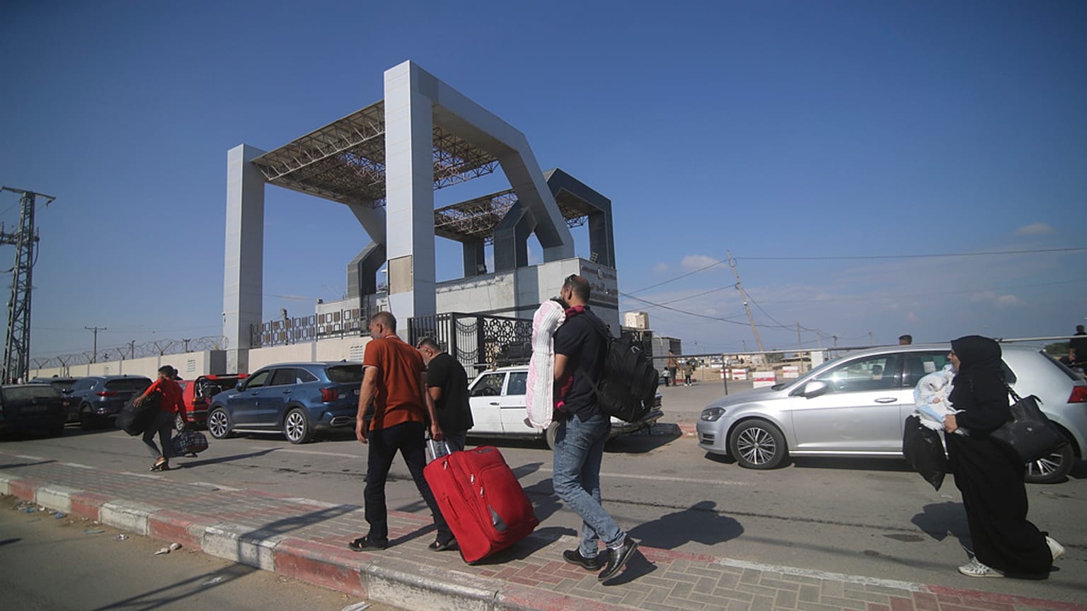 Des Palestiniens attendent de passer du côté égyptien à la frontière de Rafah, dans la bande de Gaza, le lundi 16 octobre 2023. 