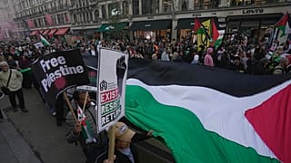 متظاهرون يشاركون في مظاهرة مؤيدة للفلسطينيين في لندن