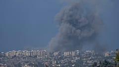 Καπνός ανεβαίνει μετά από ισραηλινή αεροπορική επιδρομή στη Λωρίδα της Γάζας, όπως φαίνεται από το νότιο Ισραήλ, Πέμπτη, Οκτ. 19, 2023
