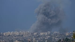 Καπνός ανεβαίνει μετά από ισραηλινή αεροπορική επιδρομή στη Λωρίδα της Γάζας, όπως φαίνεται από το νότιο Ισραήλ, Πέμπτη, Οκτ. 19, 2023