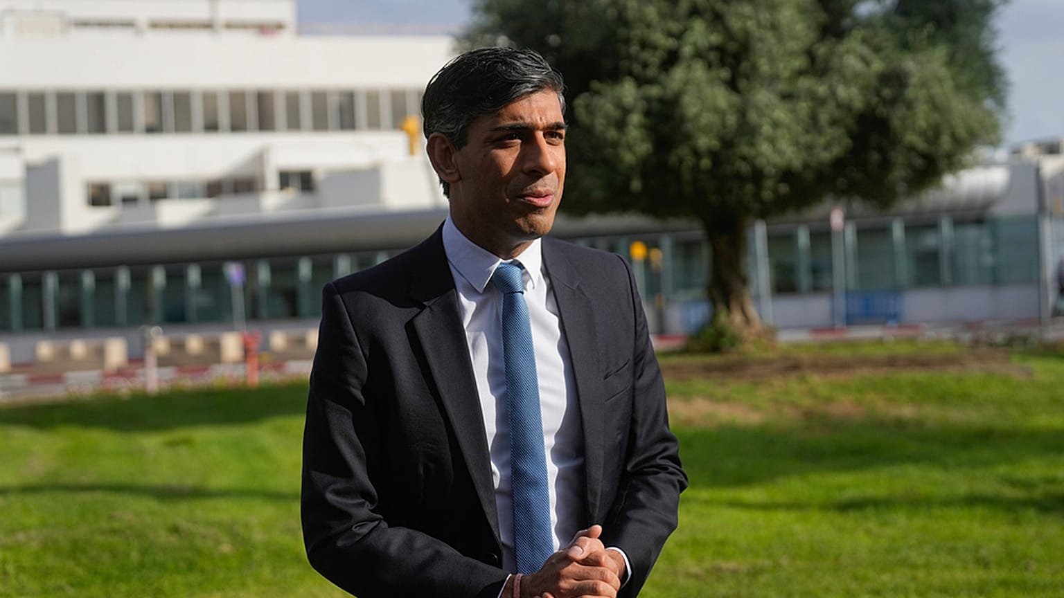 Ο Βρετανός πρωθυπουργός Ρίσι Σούνακ στο αεροδρόμιο Μπεν Γκουριόν του Τελ Αβίβ
