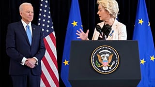 Präsident Joe Biden und die Präsidentin der Europäischen Kommission Ursula von der Leyen sprechen am Freitag, den 25\. März 2022, in Brüssel mit der Presse über den russischen Einmarsch in der Ukraine.
