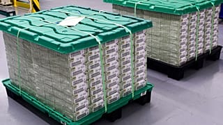 Frisch gedrucktes Geld liegt im Bureau of Engraving and Printing des US-Finanzministeriums in Washington, DC, zum Versand an die Federal Reserve bereit.