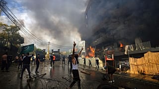 لبنانيون يتظاهرون أمام السفارة الأميركية في عوكر 
