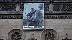 Das Foto des ermordeten Lehrers hing an der Fassade der Kathadrale.