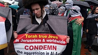 یک یهودی در تجمع بیرون کاخ سفید در حمایت از مردم فلسطینی به تاریخ ۱۴ اکتبر ۲۰۲۳