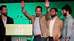 Santiago Abascal, líder del partido de extrema derecha Vox, saluda a sus simpatizantes frente a la sede del partido tras las elecciones generales españolas en Madrid.