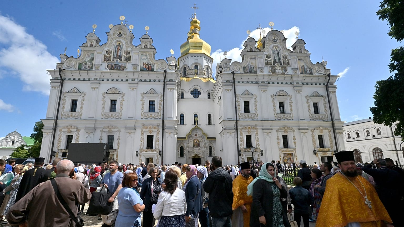 Верующие на богослужении, посвященном 1035-летию крещения Руси, у Успенского собора Киево-Печёрской лавры. В начале года обострилось противостояние ПЦУ и УПЦ за монастырь.