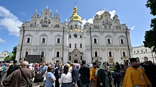Верующие на богослужении, посвященном 1035-летию крещения Руси, у Успенского собора Киево-Печёрской лавры. В начале года обострилось противостояние ПЦУ и УПЦ за монастырь.