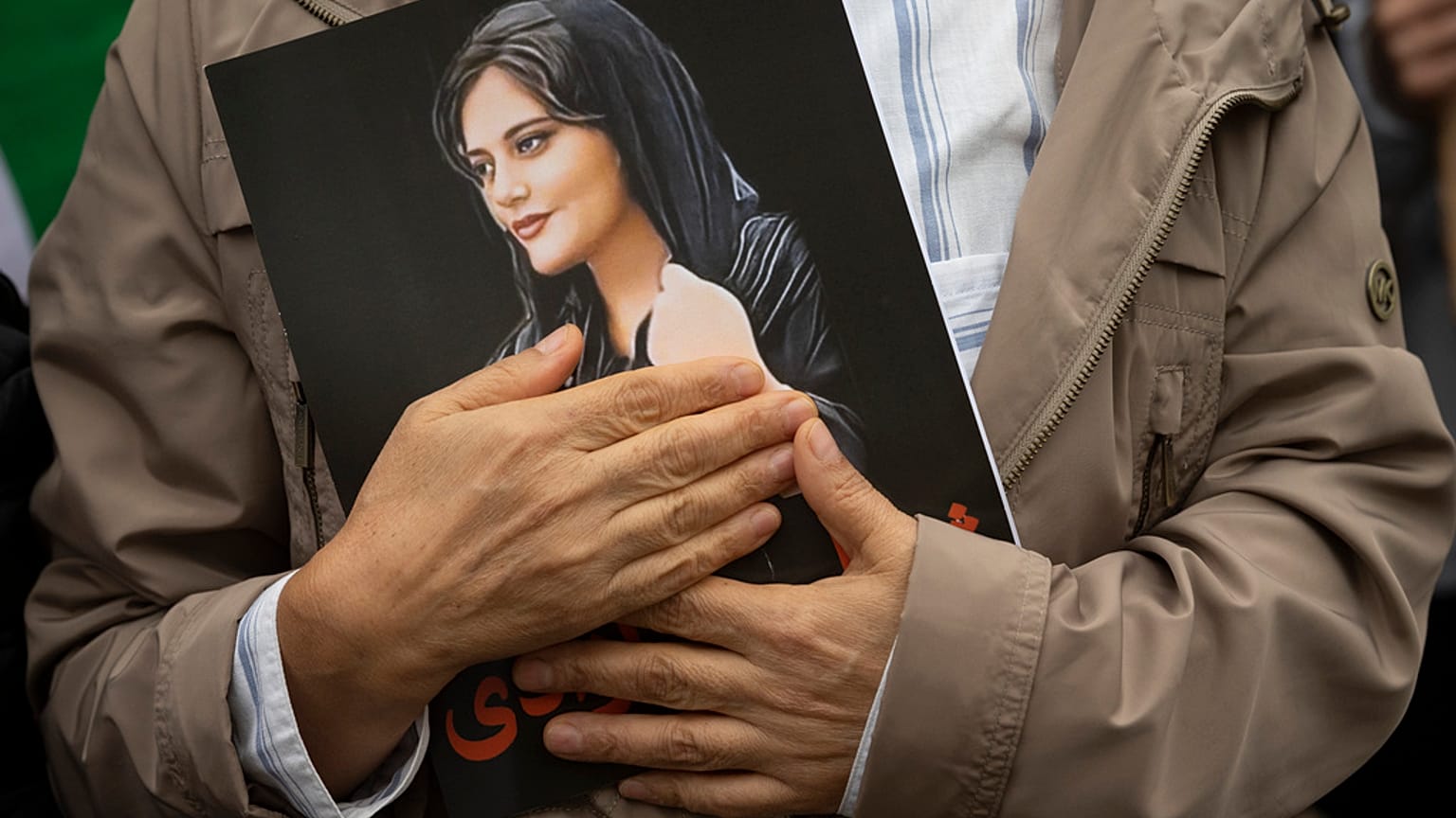 صورة لمهسا أميني تم التقاطها خلال مسيرة تطالب بتغيير النظام في إيران، 