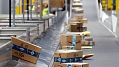 Amazon-Pakete bewegen sich entlang eines Förderbandes in einem Amazon-Lagerhaus am 17\. Dezember 2019 in Goodyear, Arizona