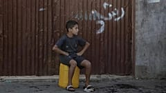 طفل من غزة ينتظر الفرج عساه يحصل على قطرة ماء