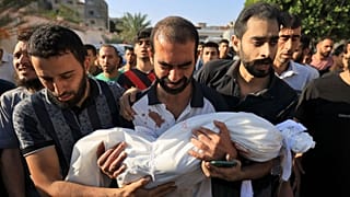 فلسطيني من عائلة المجايدة يحمل جثمان ابنه الذي قتلته غارة إسرائيلية على خانيونس جنوب قطاع غزة. التاريخ 19.10.23 