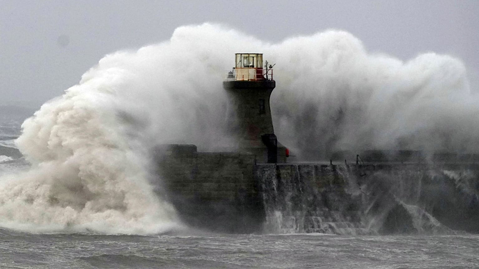 Le Royaume-Uni se prépare à la tempête Babet, l'Ecosse en code rouge