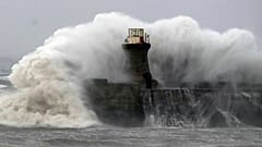 Wellen schlagen gegen den Leuchtturm von South Shields, England