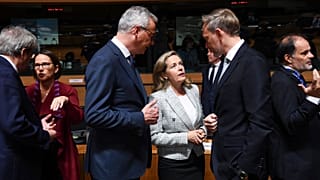 La ministra española de Economía, Nadia Calviño, conversa con sus homólogos francés y alemán, Bruno Le Maire y Christian Lindner