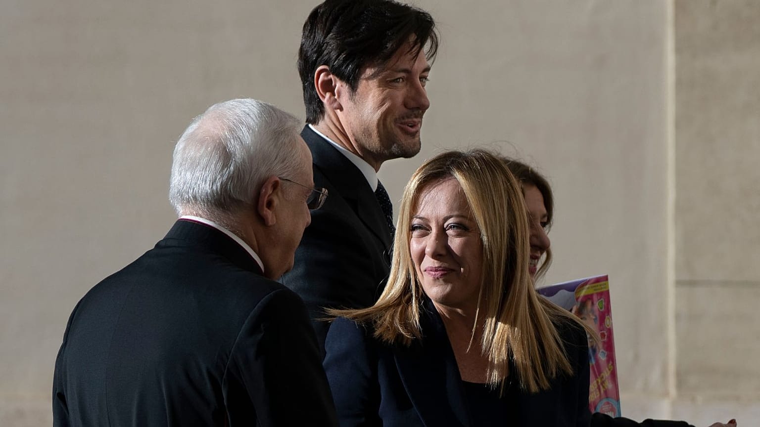 Giorgia Meloni mit Monsignore Leonardo Sapienza, links. begleitet von ihrem Partner Andrea Giambruno, zweiter von links, am Dienstag, 10. Januar, im Vatikan.