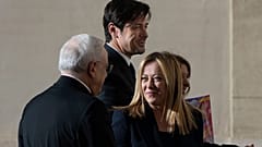 Giorgia Meloni mit Monsignore Leonardo Sapienza, links. begleitet von ihrem Partner Andrea Giambruno, zweiter von links, am Dienstag, 10. Januar, im Vatikan.