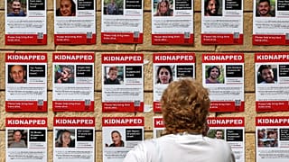 Bilderwand mit Fotos der Entführten in Tel Aviv
