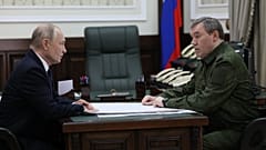 Rostow am Don: Der russische Präsident Putin im Gespräch mit dem Leiter des Generalstabes