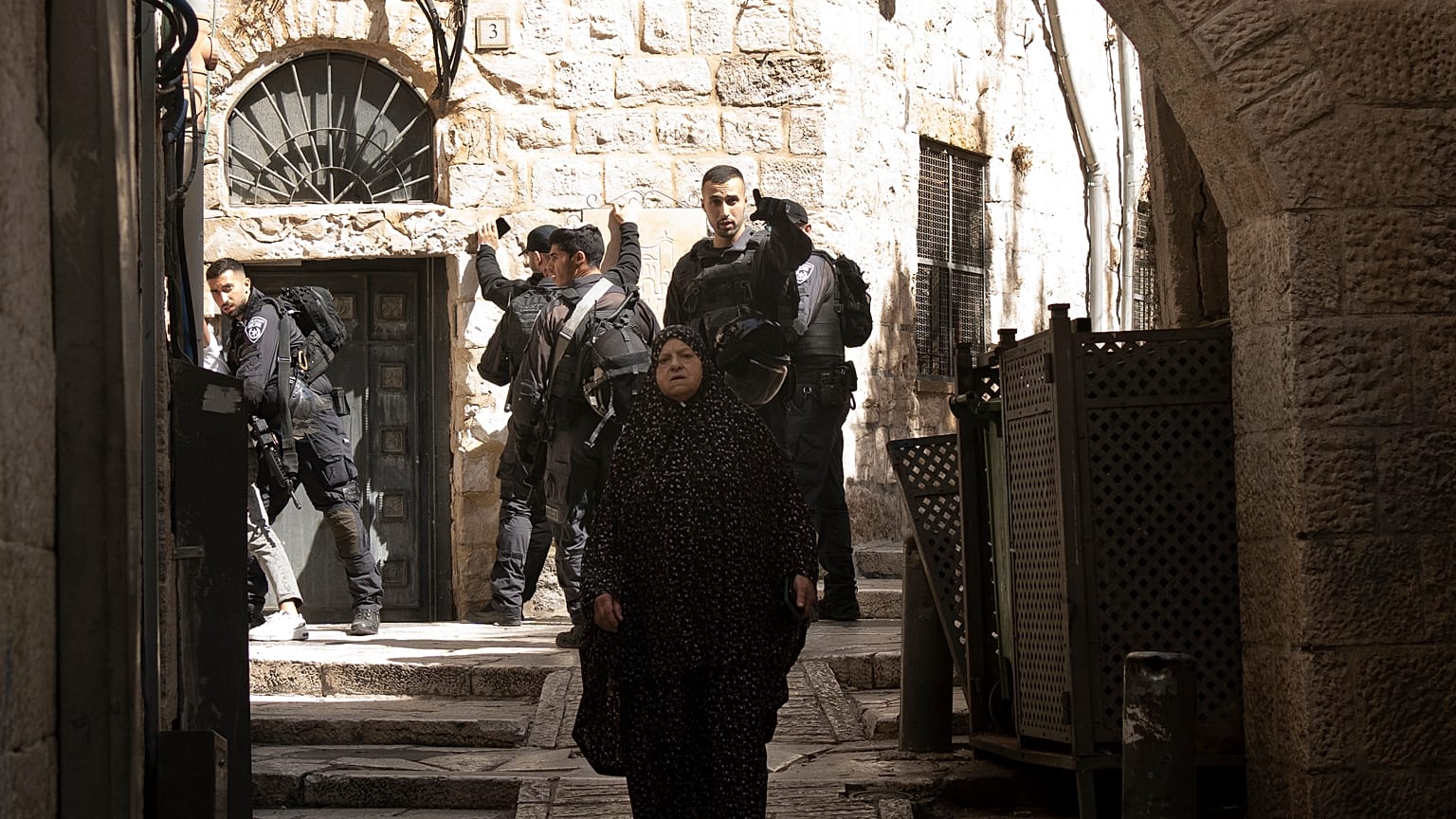 اعتقال فلسطيني في البلدة القديمة بالقدس