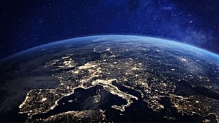 Europa bei Nacht aus dem Weltraum betrachtet, mit beleuchteten Städten